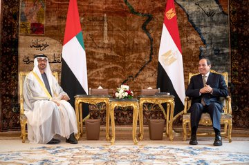 صورة تجمع ولي عهد أبو ظبي والرئيس السيسي بالقاهرة