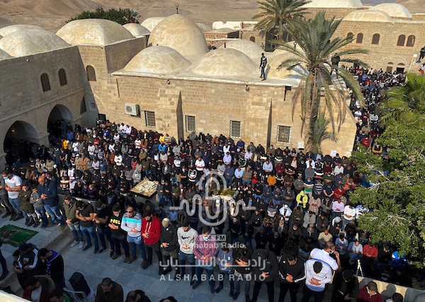 مواطنون يصلون في مقام النبي موسى بعد "الحفل الموسيقى الصاخب"