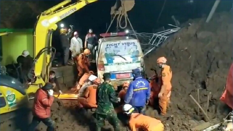 مقتل 11 شخصا وإصابة 18 آخرين جراء انهيارين أرضيين بإندونيسيا