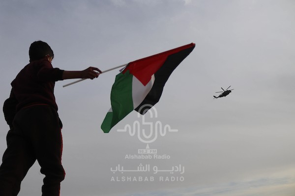 مروحية عسكرية إسرائيلية تقل نتنياهو وطفل يرفع العلم الفلسطيني